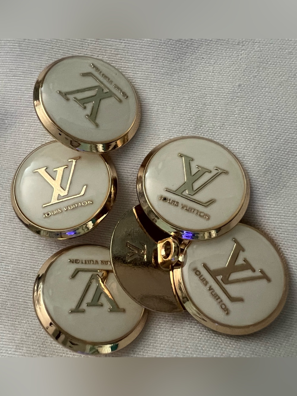 Set of 6-18mm/LV logo/OffWhite/Gold-Tone/Polished metal/coated enamel /shankback